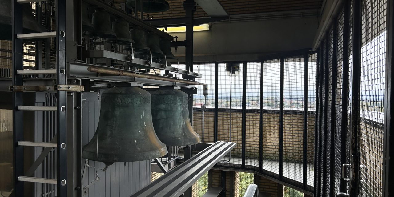 Het raadhuis viert Gooise Pride met regenboogconcert vanuit klokkentoren