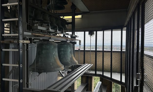 Het raadhuis viert Gooise Pride met regenboogconcert vanuit klokkentoren