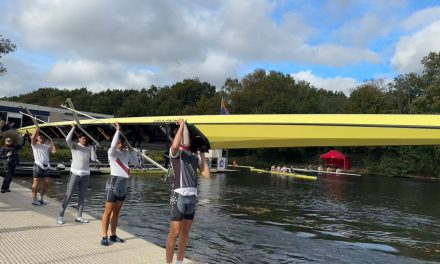 Jong en oud strijden om de overwinning op de 40e Tromp Boat Race editie