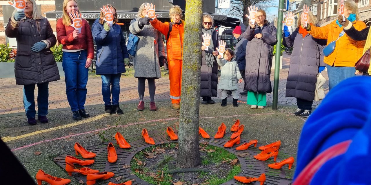 Soroptimistclub Hilversum kleurt de Kerkbrink oranje: “Ook in Nederland komen vrouwen om het leven door geweld”