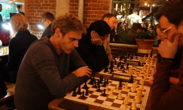 Jong en oud tegen over elkaar op het Hilversums kampioenschap schaken in café Mout