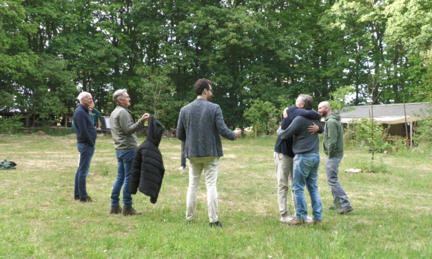 Delen van emoties bij een mannencirkel