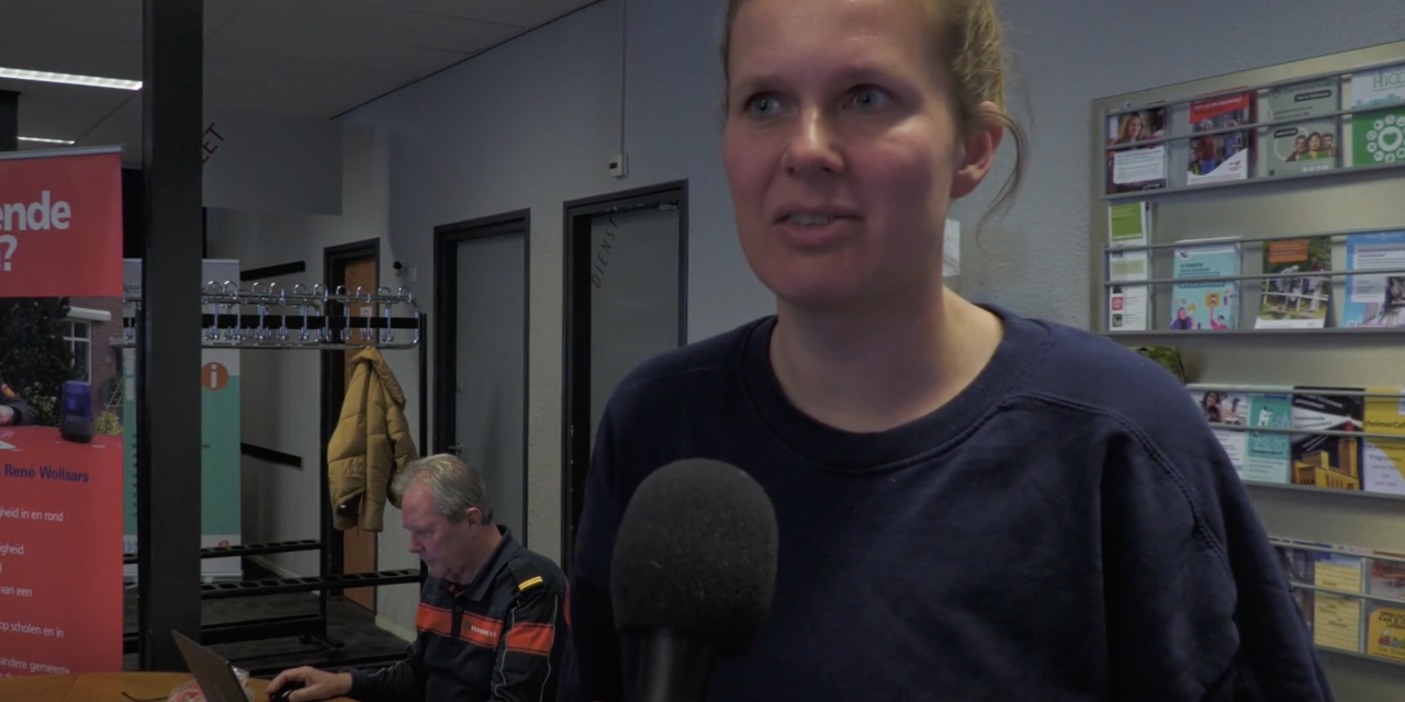 In gesprek over brandveiligheid: Iris bij het spreekuur