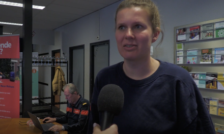 In gesprek over brandveiligheid: Iris bij het spreekuur