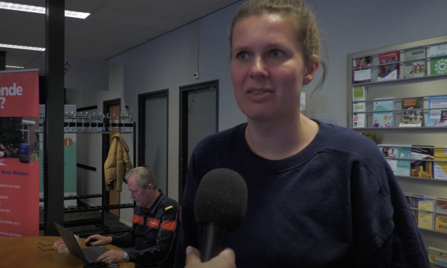 In gesprek over brandveiligheid: Iris bij het spreekuur