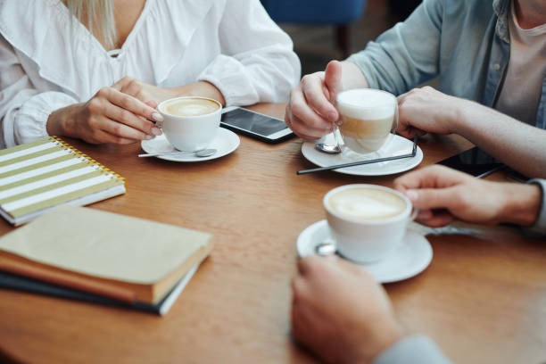 Dolly (89) helpt nieuwkomers praten in het Taalcafé