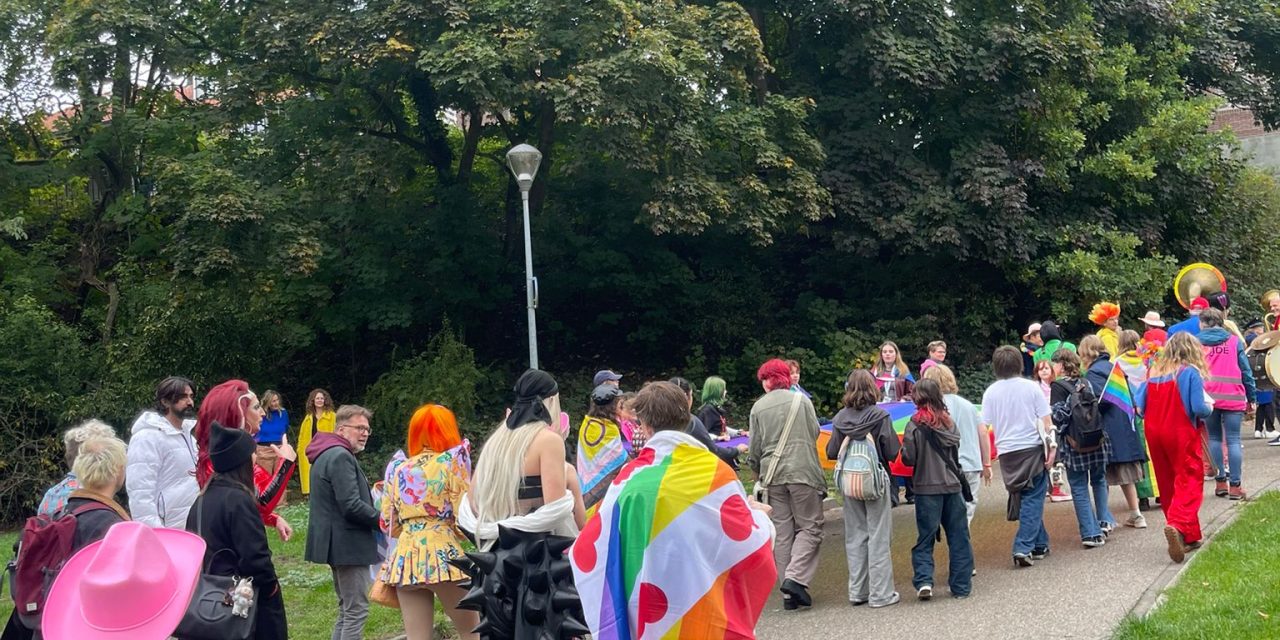 Hand in hand door Hilversum: Pride Walk geeft het Gooi kleur!