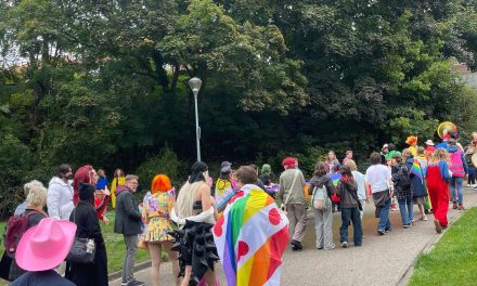 Hand in hand door Hilversum: Pride Walk geeft het Gooi kleur!