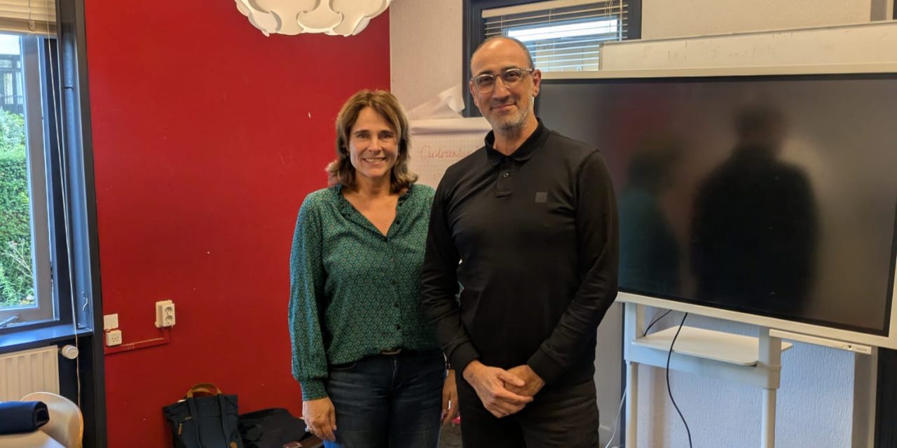Ouderen leren computeren door middel van lessen in de bibliotheek