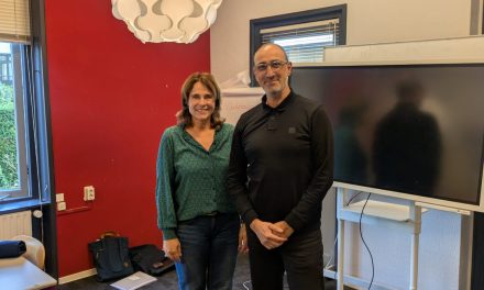 Ouderen leren computeren door middel van lessen in de bibliotheek