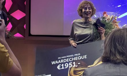 Sonja de Leeuw wint Han Peekel-prijs voor inzet rond televisie-erfgoed.