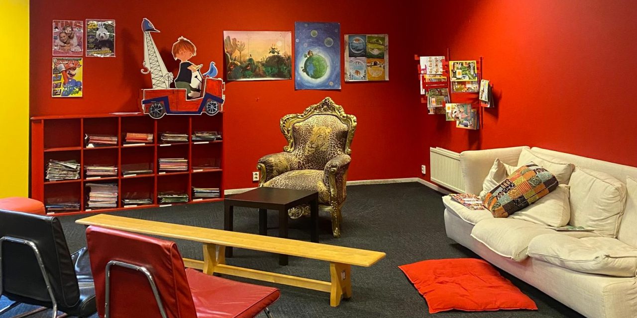 Storyteller Julia Vossen leest voor tijdens Kinderboekenweek.