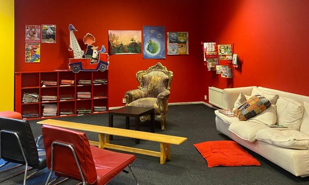 Storyteller Julia Vossen leest voor tijdens Kinderboekenweek.