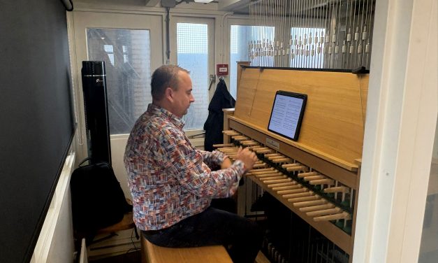 Raadhuistoren van Hilversum luidt pride