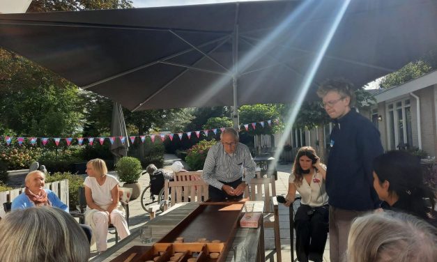 Er is een te grote kloof tussen jongeren en ouderen. Nikki (20) neemt heft in eigen handen:  “Ik wilde iets leuks organiseren voor en met ouderen én jongeren.”