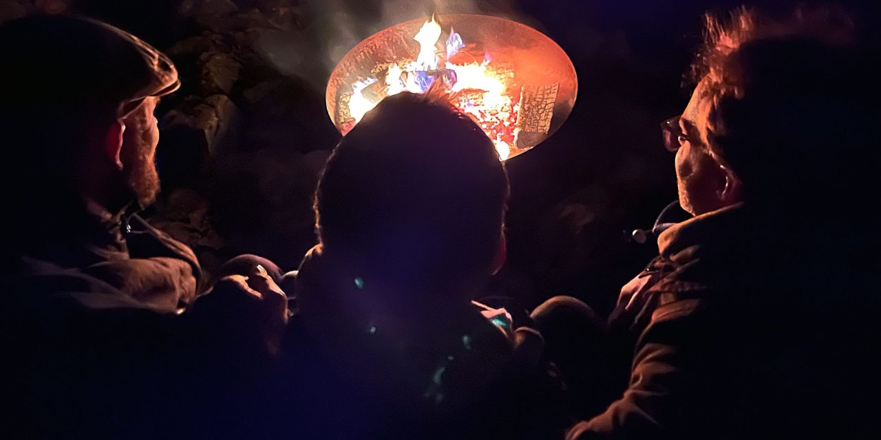 Vuur Cirkel brengt mannen samen in de maand voor de mentale gezondheid