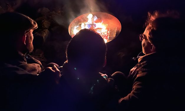 Vuur Cirkel brengt mannen samen in de maand voor de mentale gezondheid