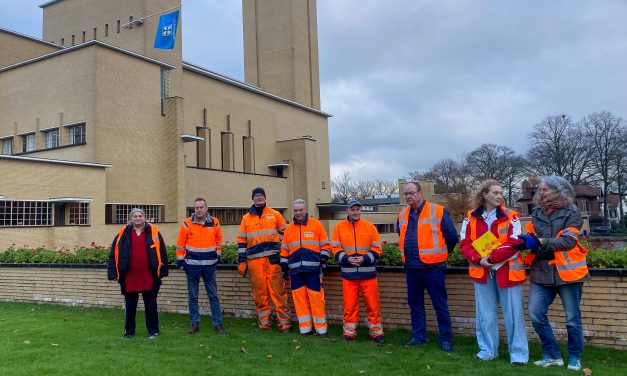Rode geraniums bij het raadhuis van Hilversum krijgen opnieuw een tweede leven