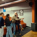 Ouderen leren gamen in bibliotheek