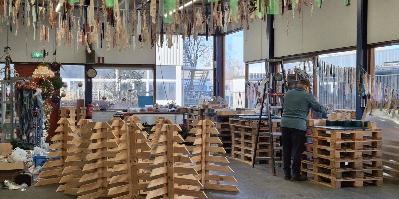 Spijkerbroek als kerstversiering? Bij Stichting Opwaarts draait het om duurzaamheid en creativiteit