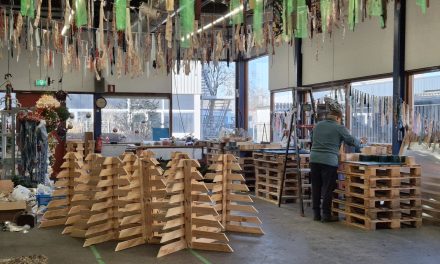 Spijkerbroek als kerstversiering? Bij Stichting Opwaarts draait het om duurzaamheid en creativiteit