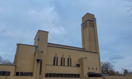 Beiaardier brengt sinterklaassfeer ondanks haperende livestream