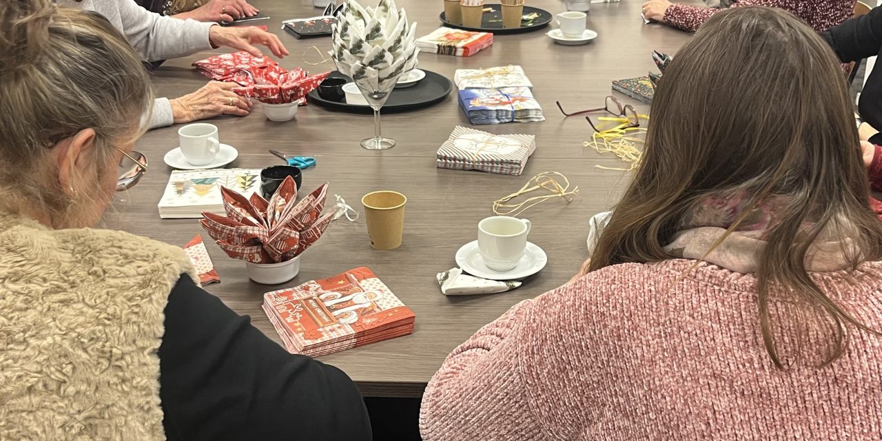 Dennenappels vouwen van servetten: kerstworkshop in de bibliotheek