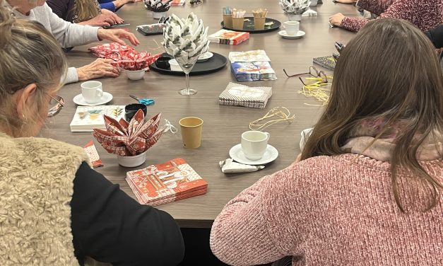 Dennenappels vouwen van servetten: kerstworkshop in de bibliotheek