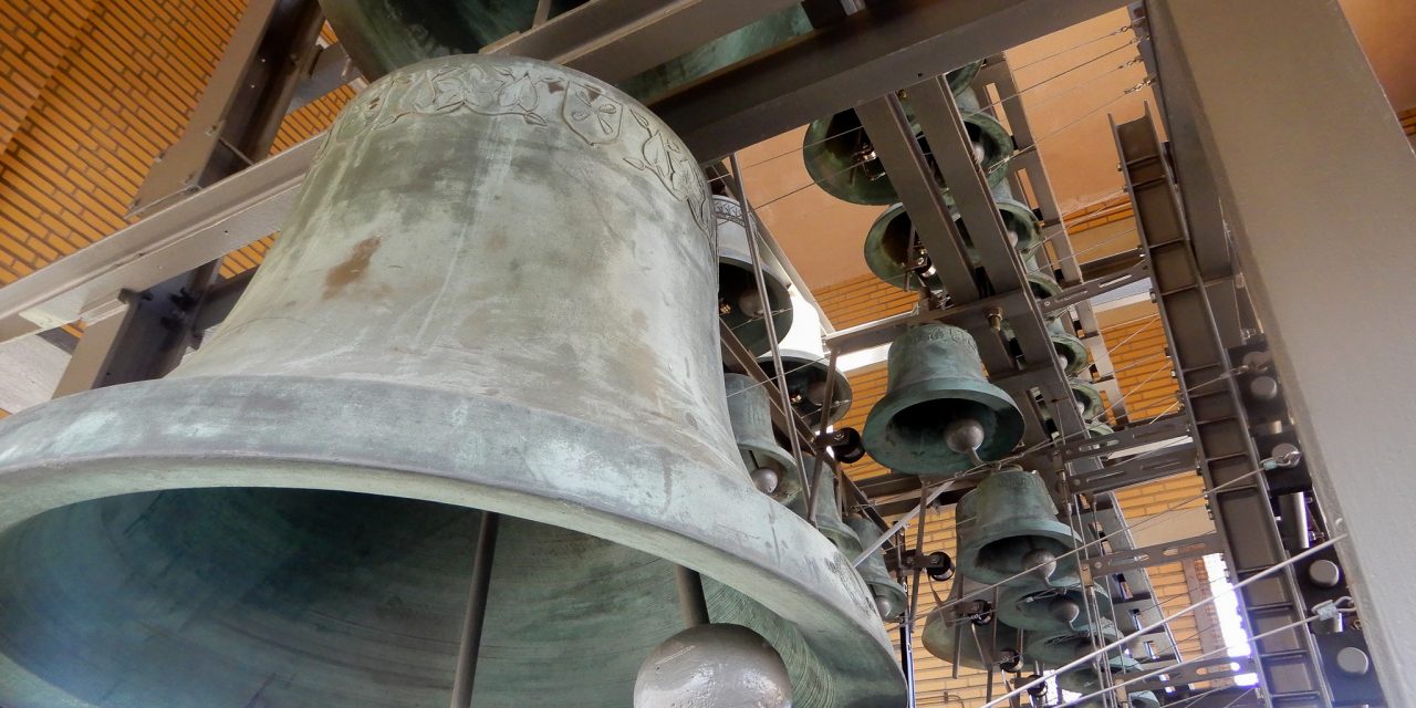 Beiaardier brengt sinterklaassfeer ondanks haperende livestream