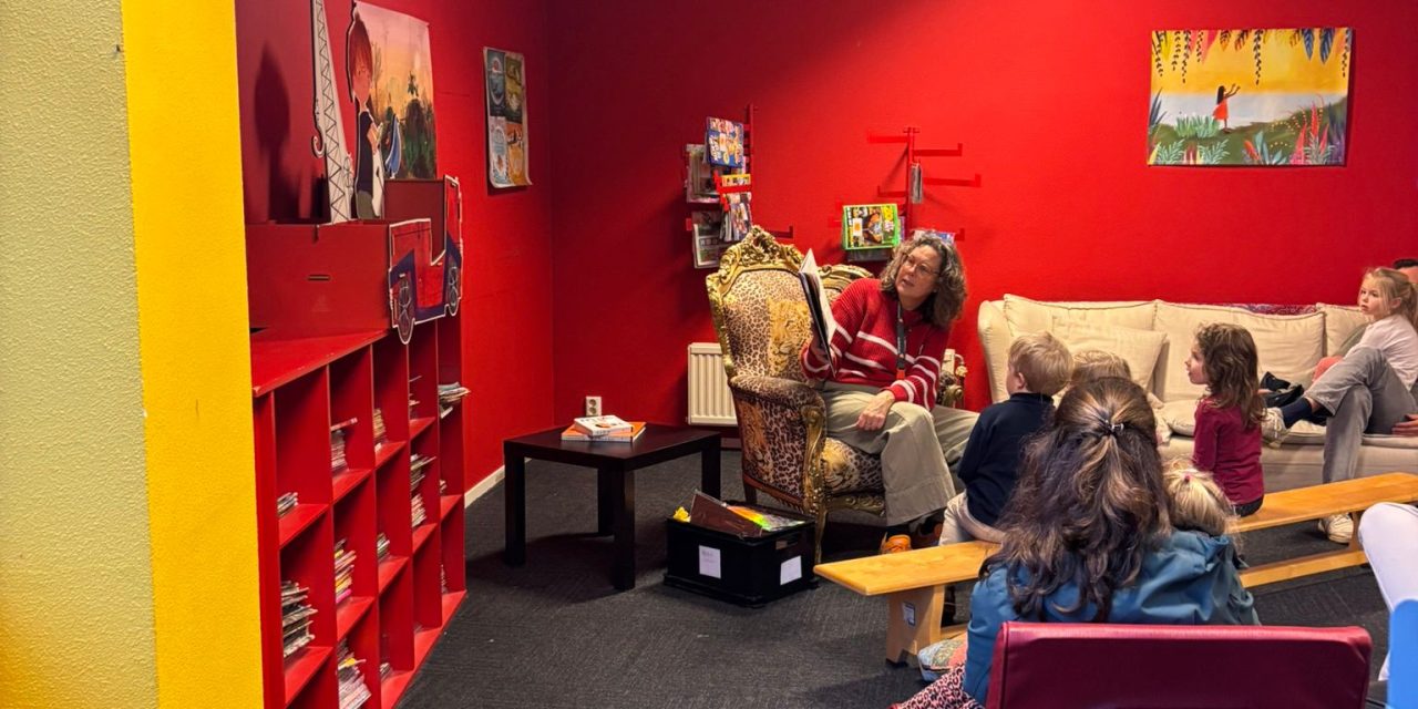 Knutsel- en voorleesmoment in bibliotheek