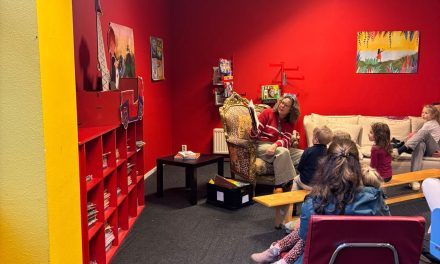 Knutsel- en voorleesmoment in bibliotheek