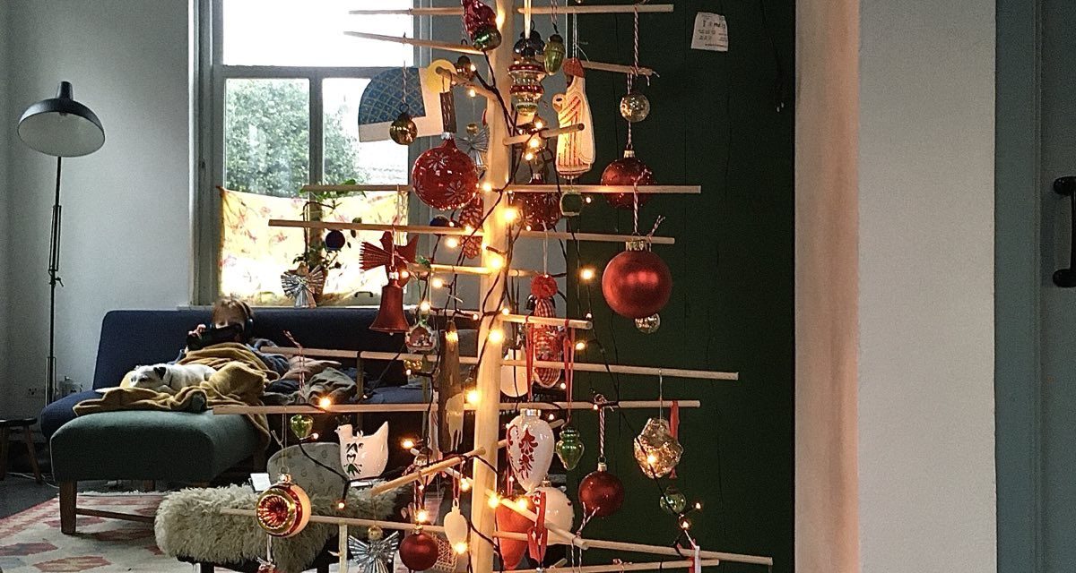 Conceptuele kerstbomen hoeven niet naar de versnipperaar, zoals de echte deze week