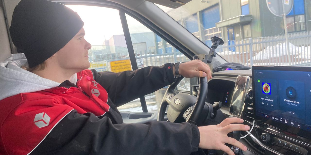 Ook in de sneeuw blijft Rouen (20) pakketten bezorgen