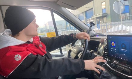 Ook in de sneeuw blijft Rouen (20) pakketten bezorgen