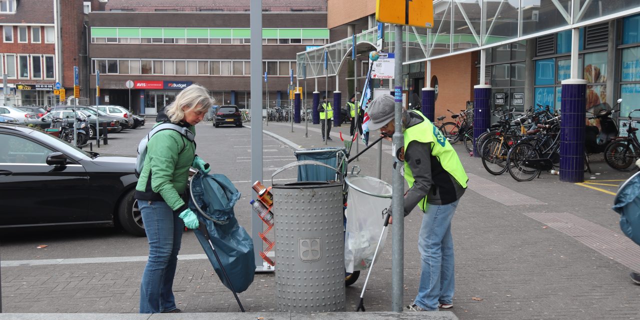 Vrijwilligers ruimen zwerfafval op tijdens De Landelijk Opschoondag