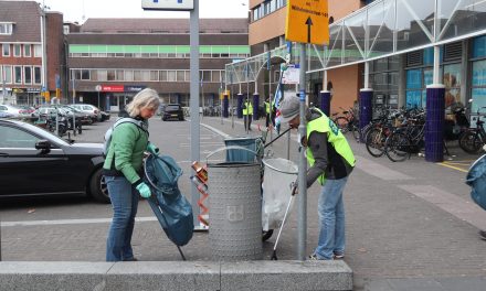 Vrijwilligers ruimen zwerfafval op tijdens De Landelijk Opschoondag