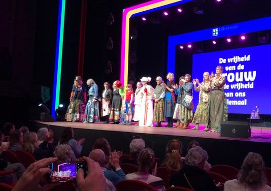 Kunstenaar Elganan Jelsma brengt vrijheid tot leven op de catwalk in Hilversum