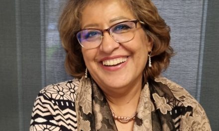 Simin adviseerde de zoon van de Sjah Pahlavi in Parijs. Nu kijkt ze vanuit Hilversum toe.