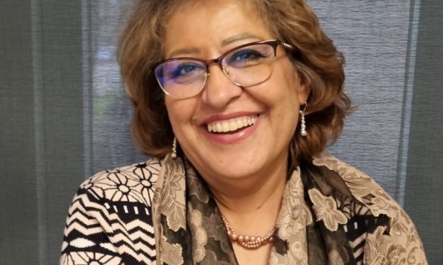 Simin adviseerde de zoon van de Sjah Pahlavi in Parijs. Nu kijkt ze vanuit Hilversum toe.