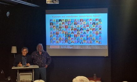 ‘Vrede is maakbaar’: vredesexpert pleit in bibliotheek Hilversum voor hoopvolle kijk op de wereld