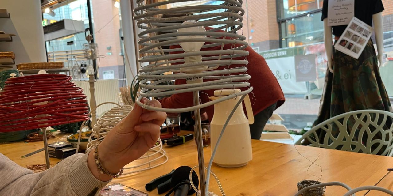 Lampenkappen maken van gerecyclede materialen in Re.store