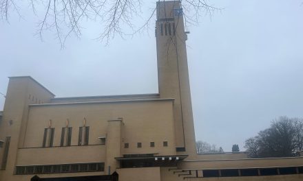 Muurschildering onder viaduct bij Groenendaal brengt kleur in Hilversum