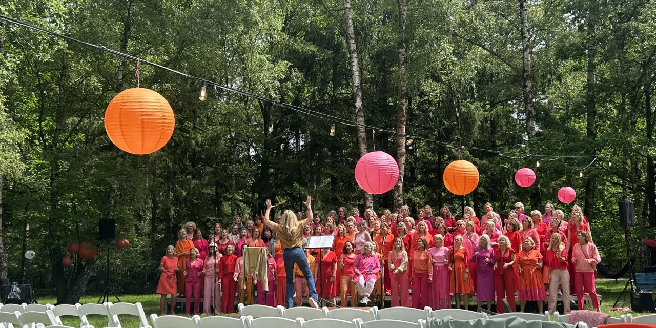 Goois Vrouwenkoor viert 15 jaar bestaan met lustrumconcert in het bos