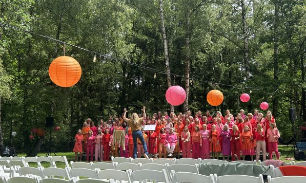 Goois Vrouwenkoor viert 15 jaar bestaan met lustrumconcert in het bos