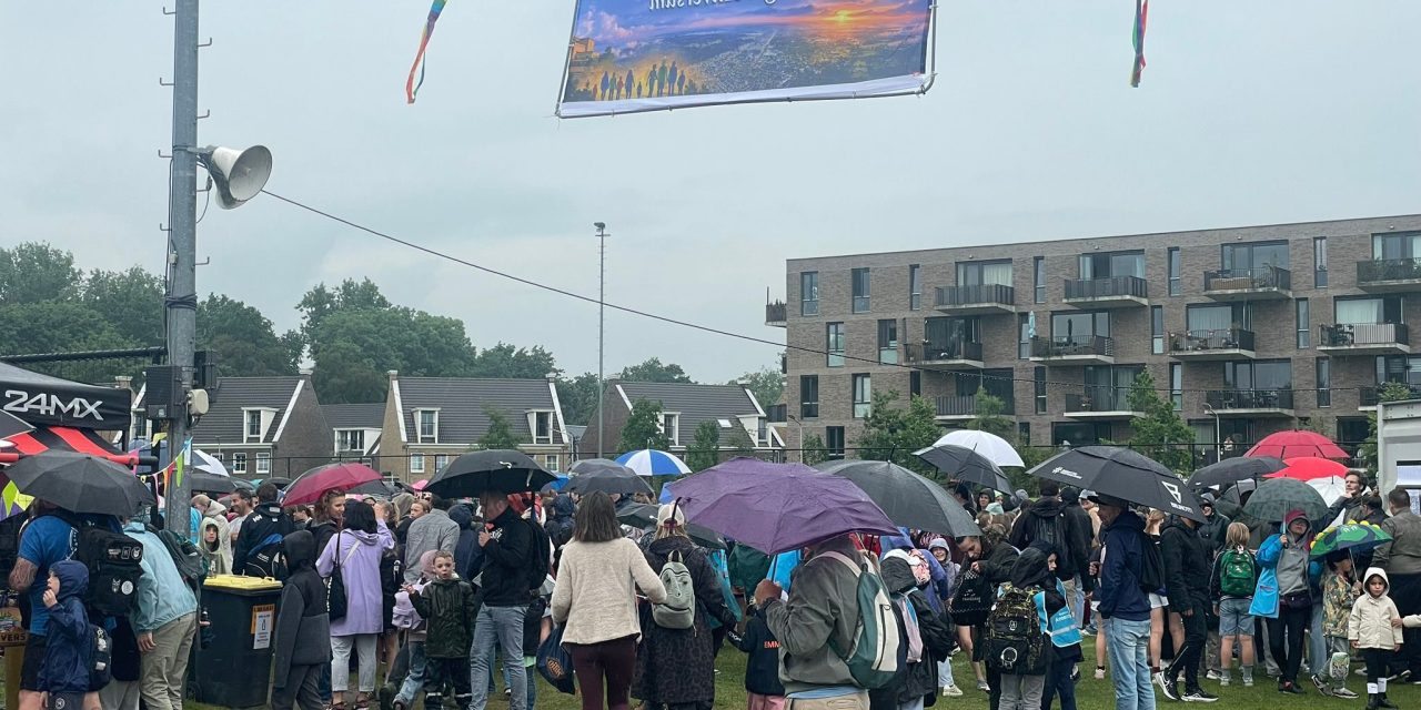 Avondvierdaagse in Hilversum ook met regen een succes
