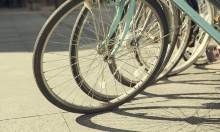 Gemeente controleert vaker op foutgeparkeerde fietsen bij Sociaal Plein