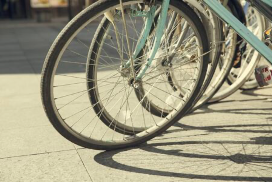 Gemeente controleert vaker op foutgeparkeerde fietsen bij Sociaal Plein