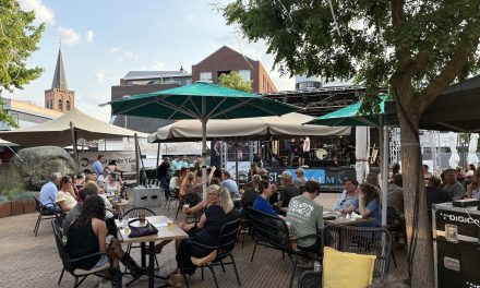 Ondanks hitte zingt Hilversum massaal mee tijdens KEI Live