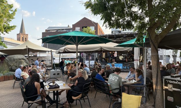 Ondanks hitte zingt Hilversum massaal mee tijdens KEI Live