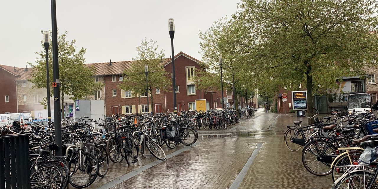 Inwoners Houten last van fietsenprobleem bij plein Piazza